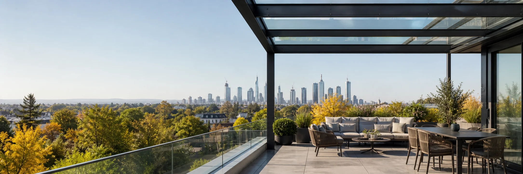 Aluminium-Überdachung mit Blick auf Frankfurt am Main