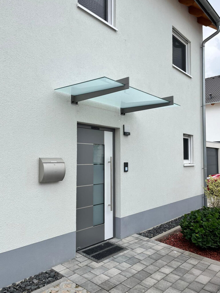 KD Sky Plus Eingangsüberdachung