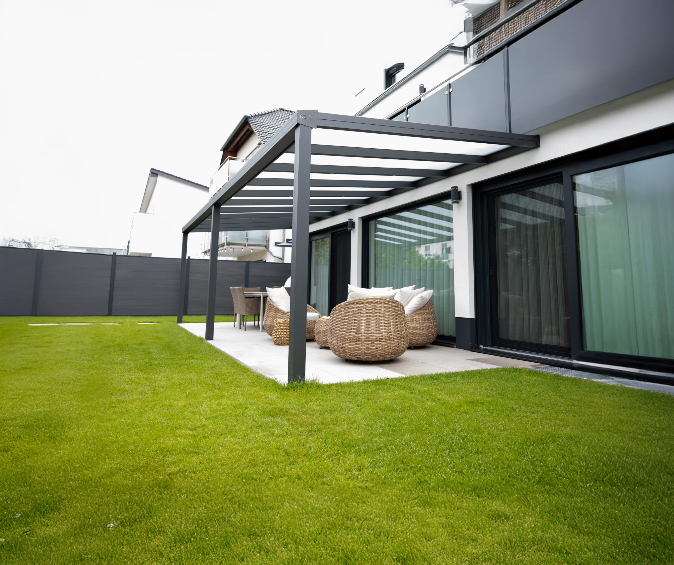 Terrassenüberdachung planen leicht gemacht: Erfahren Sie, worauf es vor dem Kauf ankommt – von Größe und Material bis zur individuellen Planung.