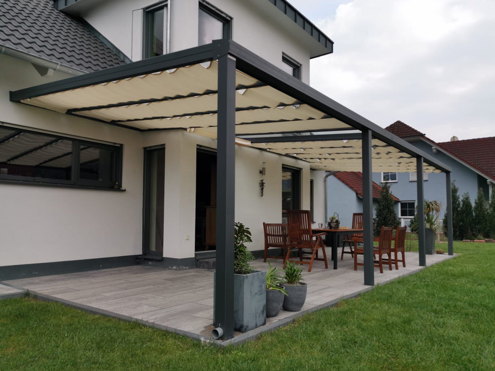 Markise oder Sonnensegel – welche Lösung passt zu Ihrer Terrasse? Erfahren Sie die Unterschiede, Vorteile und welche Beschattung ideal für Ihren Außenbereich ist.