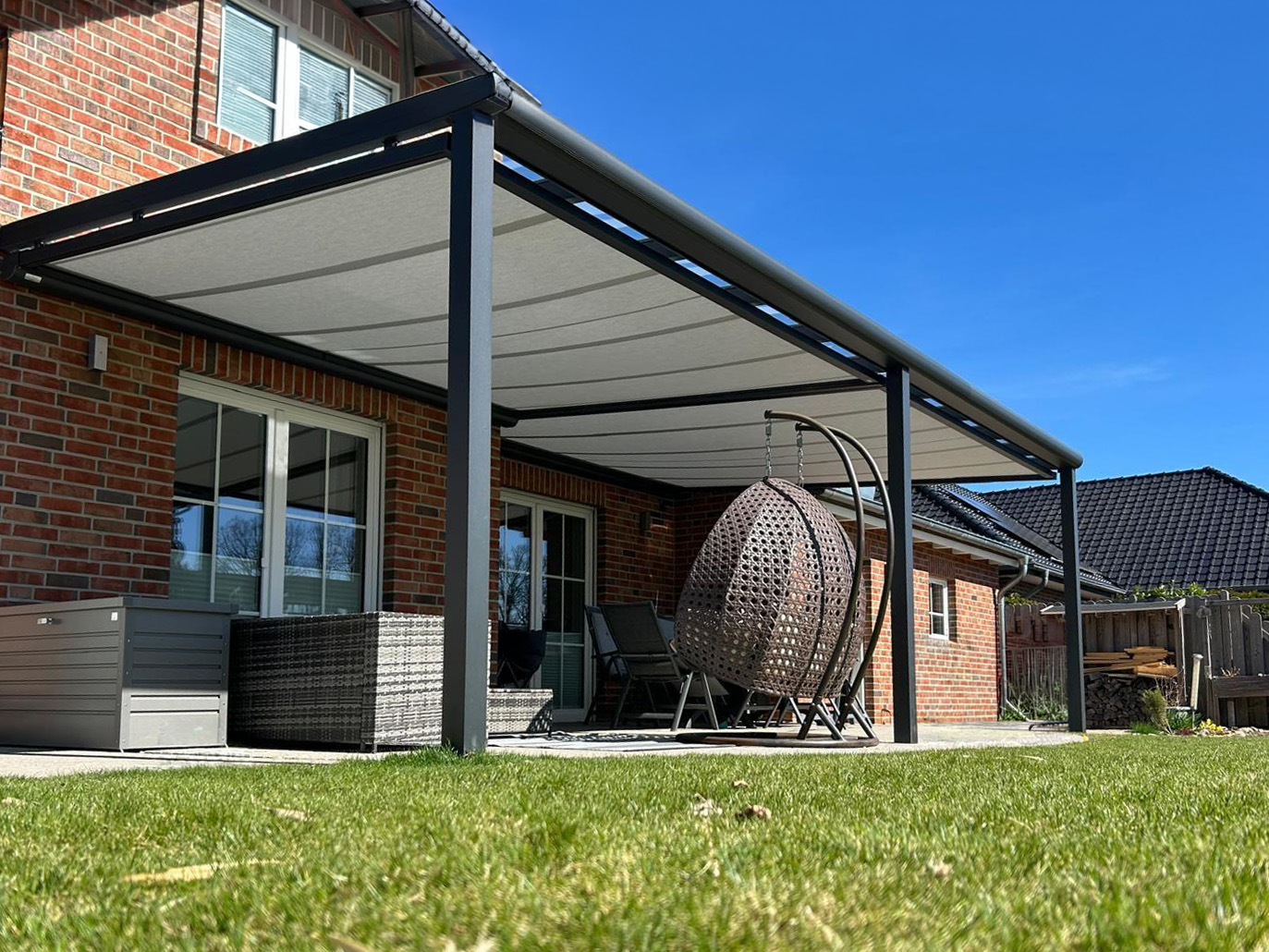 Unterdachmarkise vs. Aufdachmarkise: Erfahren Sie die wichtigsten Unterschiede, Vorteile und welche Markisenlösung am besten zu Ihrer Terrassenüberdachung passt.