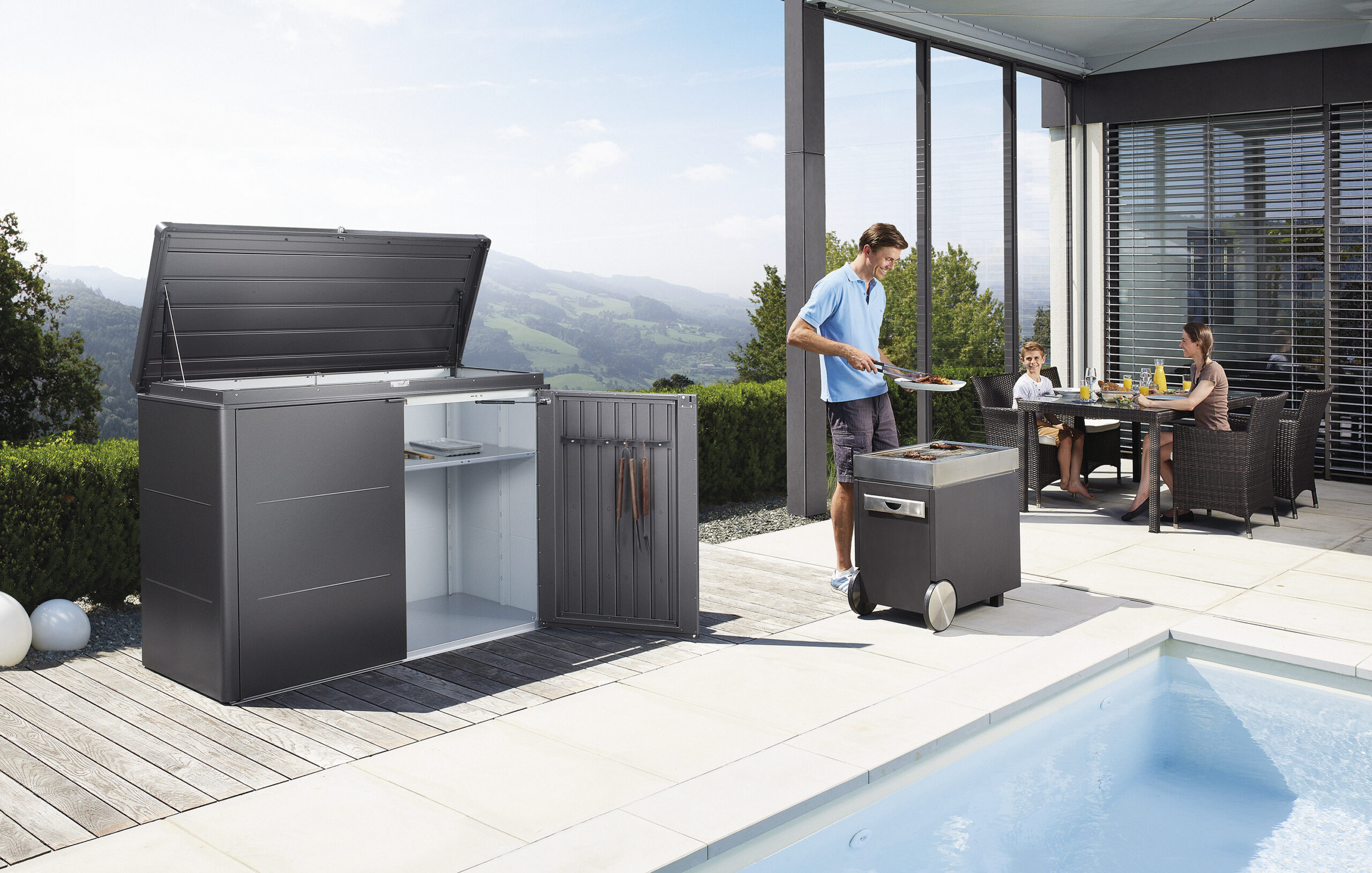 Das Biohort HighBoard ist eine hochwertige, regenwasserdichte Aufbewahrungslösung für den Außenbereich. Ideal für Mülltonnen, Gartenzubehör oder – je nach Größe – Fahrräder. Wartungsfrei, abschließbar und in verschiedenen Farben erhältlich.