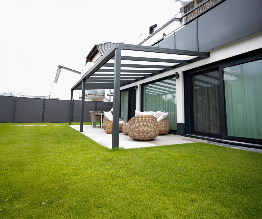 Terrassenüberdachung aus Glas mit Aluminiumkonstruktion