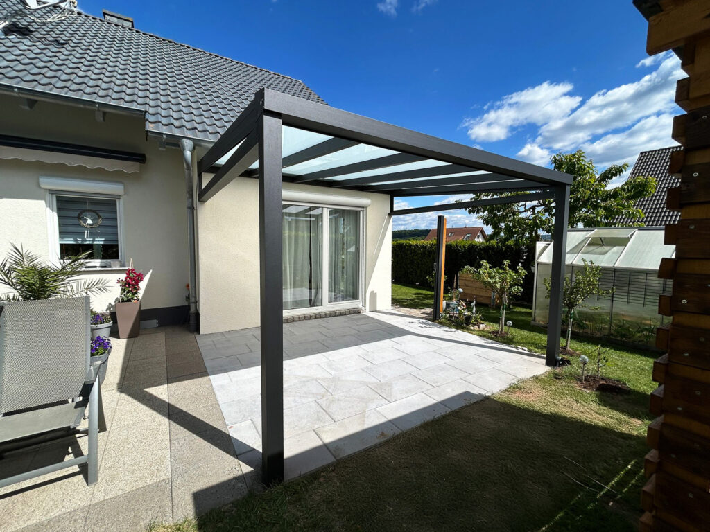 Stabile Aluminiumkonstruktion für Terrassenüberdachung aus Glas