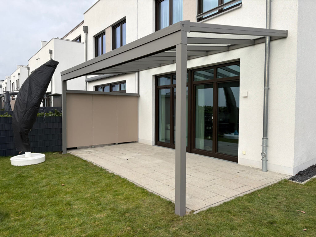Reinigung einer Terrassenüberdachung aus Glas