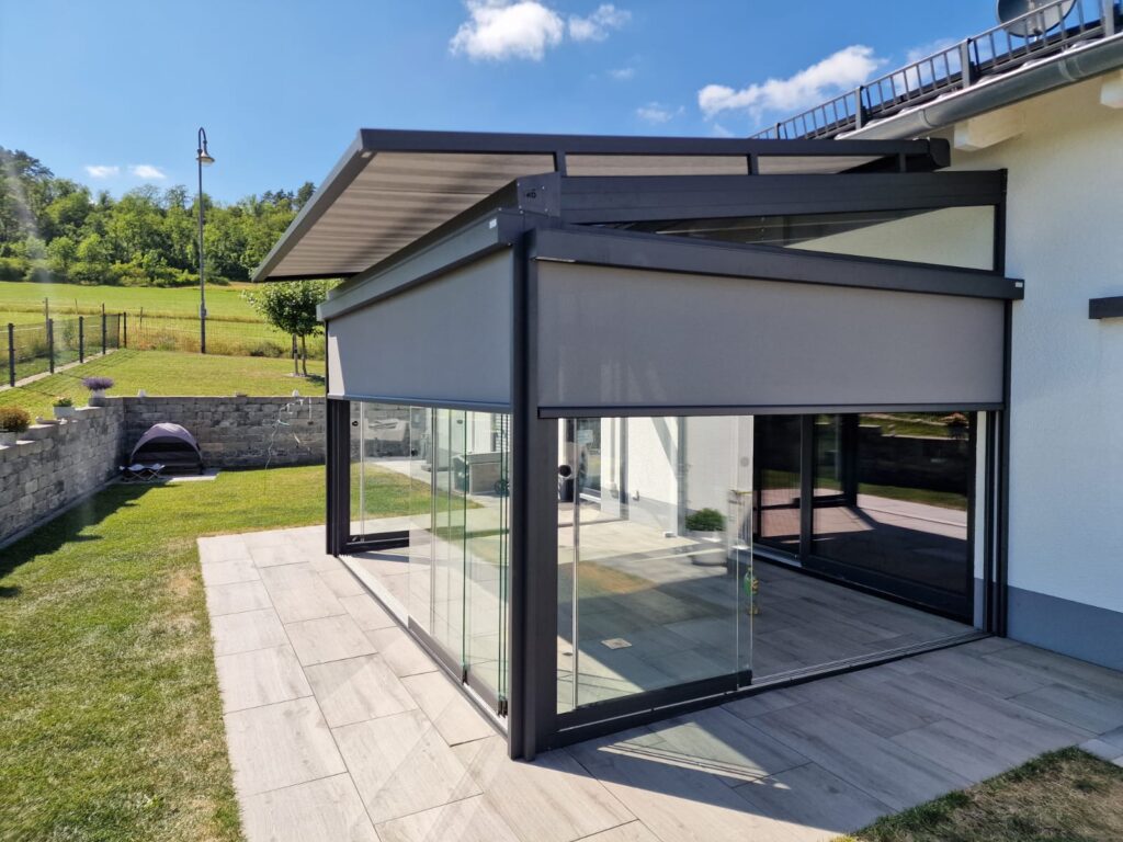 Terrassenüberdachung mit Aufdachmarkise als Sonnenschutz